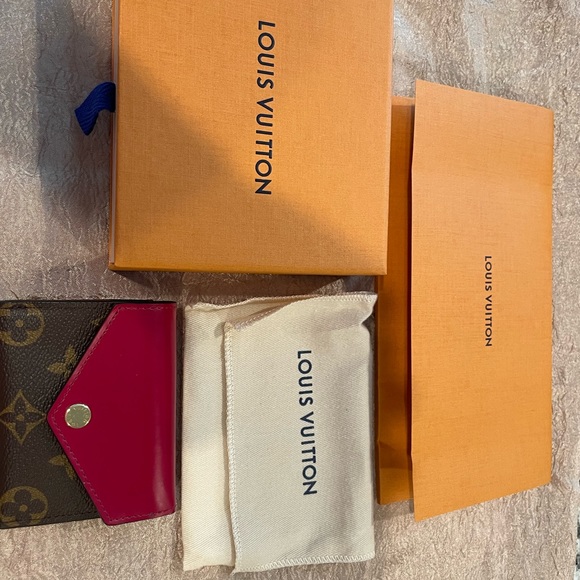 Louis Vuitton Zoe Wallet. - Picture 3 of 8